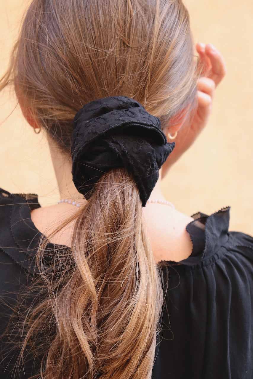 Carmen broderie noire